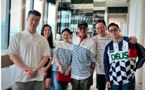 来了来了！大S出席具俊晔DJ秀庆功宴，俩人穿条纹情侣装秀恩爱。