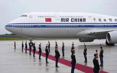 中方专机抵达，法国总理亲自接机，说完一句中文后，获得访华邀请