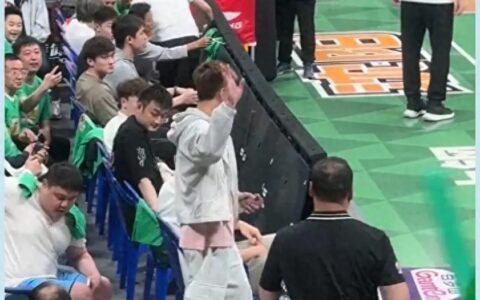 郭艾伦G5主场露面，挥手致意粉丝，逗趣表情抢镜！