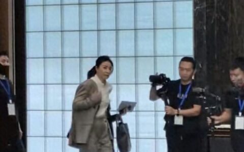 郭晶晶戴婚戒参加活动，态度谦逊没架子，生图曝光贵气优雅