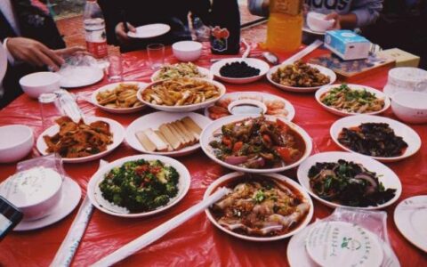 看了南方农村的酒席，再看北方农村的酒席，网友：差别不止一点点