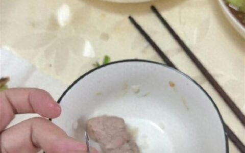 南京一消费者称在永辉超市买的排骨里吃出针头，当事人：扎到嘴才发现，官方回应