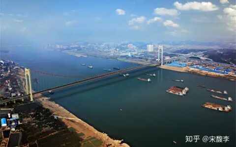 “化工围江”致长江生态环境风险加剧，沿江各地严控重化工