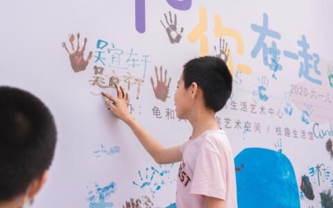 “和你在一起”六一儿童画展在北仓门开展