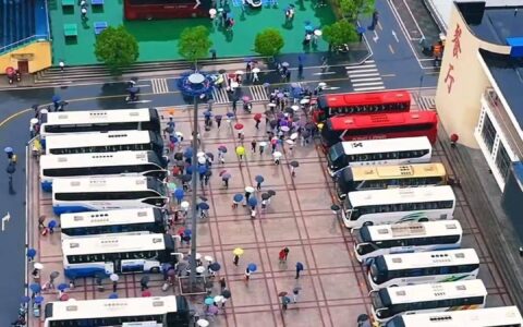 原创
            不再疯狂，毛坦厂中学万人雨中送考大变样，回归教育该有的样子