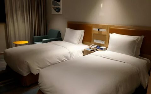 酒店“冷知识”：为何酒店的被子都要压在床垫下面？-高级酒店的被子为什么都塞在床下