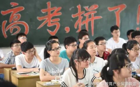 又是一年高考日，家长和亲朋的花式应援，学生出考场的尴尬瞬间-高考现场家长在外等候