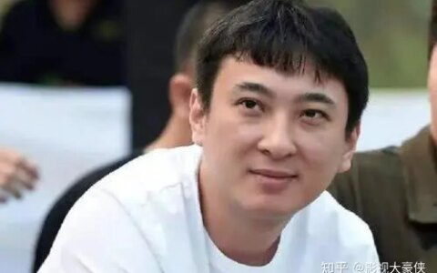 王思聪被限制高消费后终于现身！看到他旁边站的人，网友：服了-王思聪为啥破产