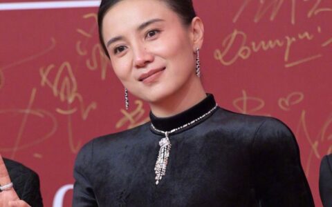 上海电影节明星怼脸生图：王源痘坑闭口明显，于文文变网红脸-王源长痘怎么回事