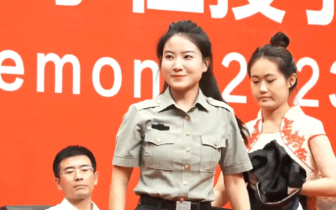 上演毕业典礼超飒变装的她，曾是陆军女兵-毕业典礼道具有哪些