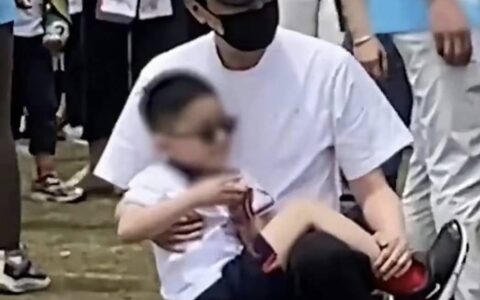 原创
            冯绍峰母亲节发文！句句不离赵丽颖，曝儿子近照，还好不像冯绍峰-冯绍峰母亲干什么的