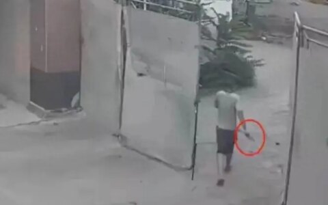 闹大了！男子开车撞人还持刀追砍后续：同村人曝原因，果然不简单-男子开车撞死人新闻报道视频