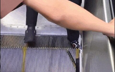 太危险！男童坐扶梯被夹脚，扶梯当场变形！上海地铁深夜通报→-上海地铁扶梯发生意外事件