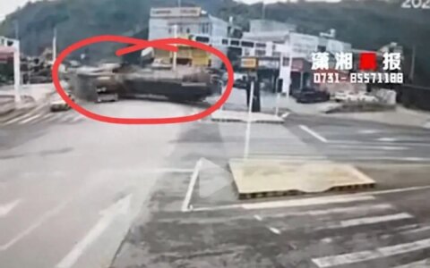 可恨的大货车：路口高速行驶把中巴撞出路面坠落，后果严重-货车与中巴车相撞怎么处理