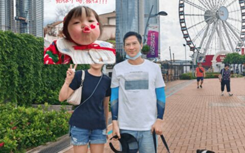 张家辉夫妇遛狗被偶遇，59岁关咏荷皮肤状态好，为人低调不愿出镜-张家辉关咏荷恋爱细节