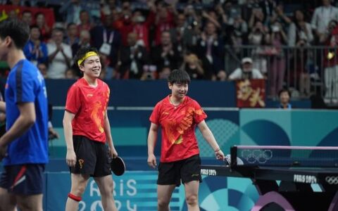 视频回放球拍被踩断始末，王楚钦回应也许是天意-王楚钦正手攻球