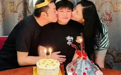 胡可沙溢给安吉庆生，鱼儿比哥哥还壮，一家四口体格一样大