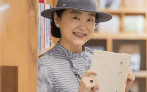 69岁林青霞意外受伤，熬夜20年吃3次安眠药才睡，醒来后肋骨摔裂-林青霞年轻时图片