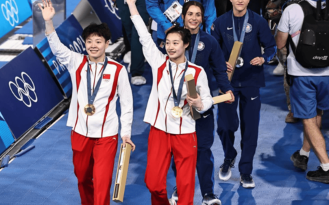 可爱!陈艺文昌雅妮夺冠全红婵变迷妹,挥舞国旗庆祝拿相机追拍师姐-你认识陈艺文吗
