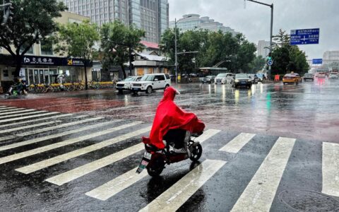 北京多区发布暴雨橙色预警 大兴机场航班大面积延误，附近村民称积水明显-北京大兴机场起降
