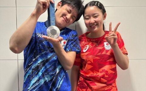 蹭奖牌！张本智和拿妹妹美和银牌拍照：祝贺你！轮到大哥来追赶你了-张本智和吵死了表情包