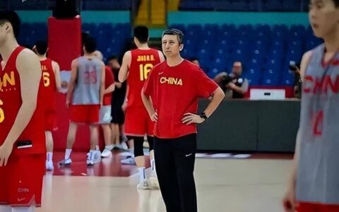广东8人入选中国队 杜锋有幸福的烦恼 宏远仅剩10人正常训练难开展-杜峰广东队教练年薪多少万