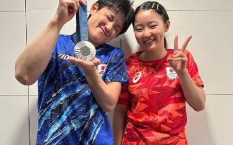 原创
            蹭奖牌!张本智和拿妹妹美和银牌拍照:祝贺你!轮到大哥来追赶你了-张本智和视屏